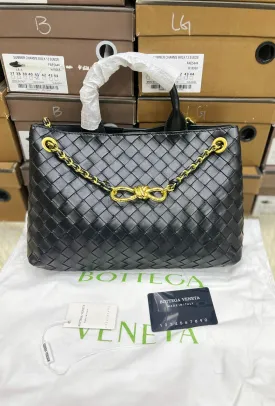 Certainly! Here’s an optimized title for your e-commerce product:

Stylish Bottega Veneta-Inspired Andiamo Leather Top Handle Bag in Classic Black - Elegant Designer-Look Handbag

This title highlights key features and attracts potential customers looking for style and elegance.